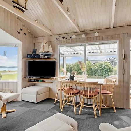 2 Bedroom Stunning In *